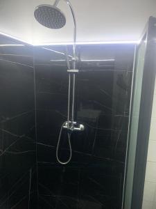 皮特尔角城TRANSIT AFFAIRES - LOISIRS的浴室内配有淋浴和头顶淋浴