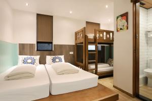 香港长洲荔枝酒店的一间卧室配有一张床,浴室设有双层床。