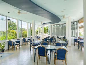 马富施Rehendhi Villa的用餐室设有桌椅和窗户。