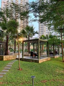 雅加达Cozy Studio Suite in Taman Anggrek Residences的棕榈树公园的凉亭