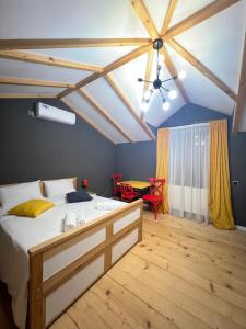 博尔若米Borjomi Yellow Hotel的一间卧室配有一张床和吊扇