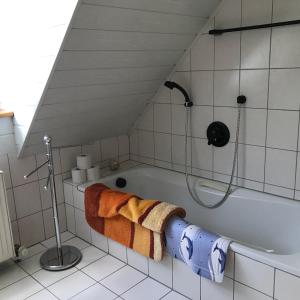 尼希施泰因Haeberlhaus的一间带浴缸的浴室,位于阁楼