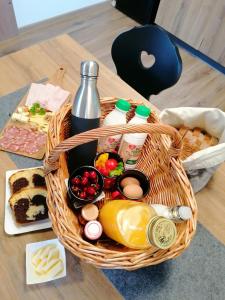 克拉尼斯卡戈拉Apartments Gorski raj的桌上装满食物和饮料的篮子