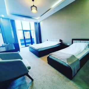 连科兰Lankaran Olimpiya Hotel的一间卧室配有两张床和一张沙发。