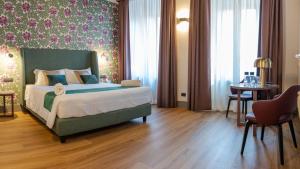 罗马Castel Sant´Angelo Luxury Rooms & Tour的卧室配有一张床和一张桌子