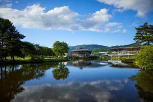 轻井泽轻井泽西王子酒店的享有河流的景色,建筑背景