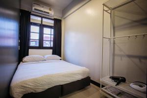 曼谷T3 TWO Bedrooms WIFI Full kitchen 1 min to BTS的一间小卧室,配有床和窗户