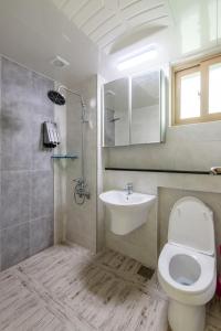 巨济JS Residence Hotel Okpo的一间带卫生间和水槽的浴室