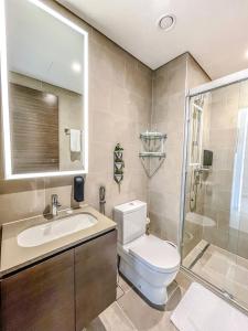 迪拜STAY BY LATINEM Luxury 1BR Holiday Home CV A2604 near Burj Khalifa的浴室配有卫生间、盥洗盆和淋浴。
