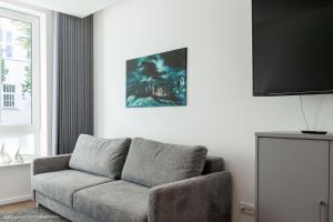 瓦尔内明德LIGHTHOUSE APPARTEMENTS的带沙发和平面电视的客厅