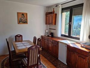 莫伊科瓦茨Ethno Village Štitarica的厨房配有桌椅、桌子和窗户。