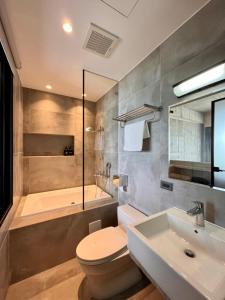 南湾渥卡旅店的浴室配有卫生间、盥洗盆和浴缸。