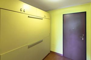 普拉托讷沃斯Capanna的一个空房间,有门和一些橱柜