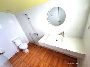 涛岛Sairee View Resort的一间带卫生间、水槽和镜子的浴室
