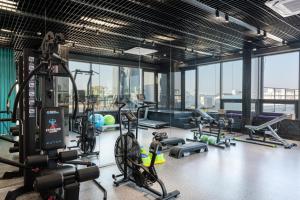 敖德萨WOL 121 by Ribas的健身房拥有许多跑步机和机器