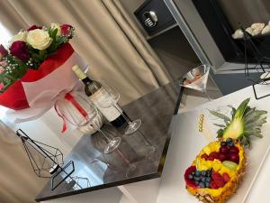 奥弗里安LUXSUITES的一张桌子,上面有水果沙拉和花瓶