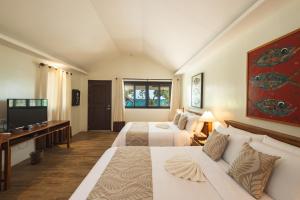 圣胡安Virgin Beach Resort的酒店客房设有两张床和电视。