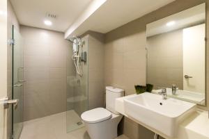 吉隆坡Moka Eko Cheras的浴室配有卫生间、盥洗盆和淋浴。