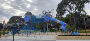 珀斯巴尔卡塔胜地度假屋的公园里一个带蓝色滑梯的游乐场