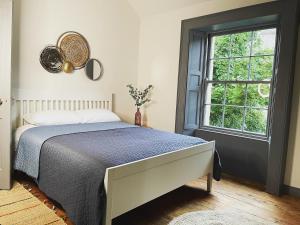 都柏林Old Dublin ‘Four sisters’的一间卧室设有一张床和一个窗口