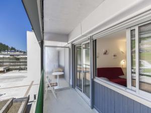 古雷特Studio Gourette, 1 pièce, 6 personnes - FR-1-400-54的房屋的阳台享有风景。