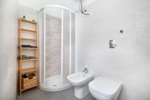 诺瓦拉Casa Luna的白色的浴室设有卫生间和淋浴。