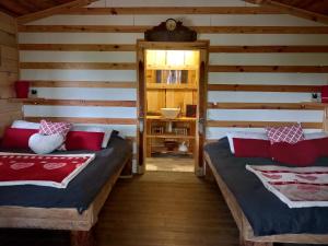 MontmorotChalet cocooning pleine nature的小木屋内带两张床的房间