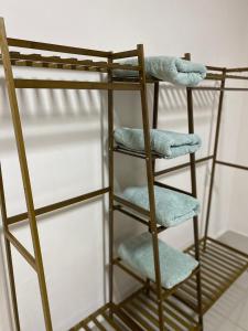丰盛港Beautiful River Homestay & Room Mersing的一张带三层毛巾的金属双层床