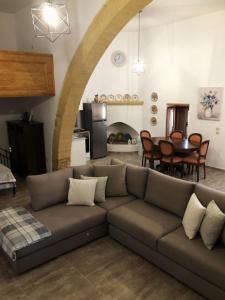 帕拉代西翁Amalia's Traditional Home in Paradisi的客厅配有沙发和桌子