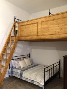 帕拉代西翁Amalia's Traditional Home in Paradisi的一间卧室配有带梯子的双层床