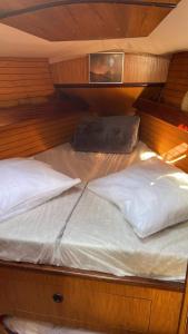 PruneteVoilier Eolia的船上的一张床位,上面有两个枕头