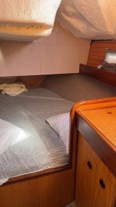 PruneteVoilier Eolia的船上的两张双层床,配有镜子