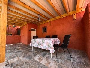 因赫尼奥Casa Rural Guayadeque Ca'Juani的一个带桌椅的庭院