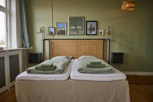 尼堡Hotel Villa Gulle的一间卧室配有一张带两个枕头的床