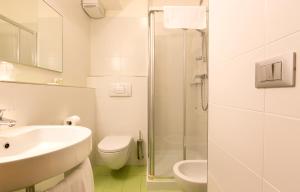 利尼亚诺萨比亚多罗的里雅斯特玛瑞酒店的一间带水槽、卫生间和淋浴的浴室