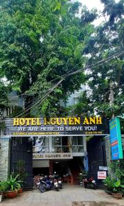 胡志明市HOTEL NGUYEN ANH的一辆摩托车停在酒店前面的酒店