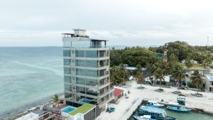 芭环礁Clarks Exotica, Kamadhoo Maldives的享有酒店和海滩的空中景致