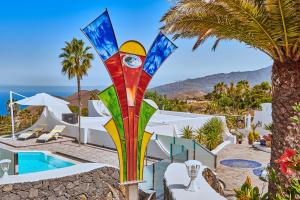 洛斯·亚诺斯·德·阿里丹Puro Atlantico - La Palma的一座带游泳池的房子前的多彩风筝