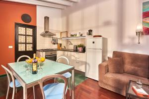 洛斯·亚诺斯·德·阿里丹Puro Atlantico - La Palma的厨房以及带桌子和沙发的客厅。
