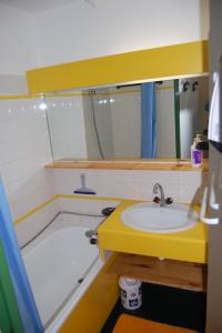 里蒙纽耶Necou 721的浴室配有盥洗盆和浴缸。