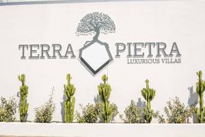 拉多斯Terra Pietra Luxury Villas & Suites的树荫下的现代树屋标志