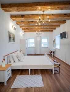 布拉索夫Fernweh Haus Brasov的卧室设有白色大床和木制天花板。