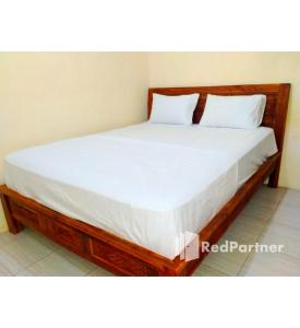 北加浪岸Navisha Guest House Syariah near Exit Tol Batang RedPartner的一张床上有两个枕头的房间