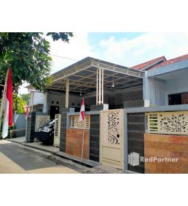 北加浪岸Navisha Guest House Syariah near Exit Tol Batang RedPartner的前面有门的房子