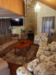 BergviewMisty peaks Cloudlands的客厅配有沙发和桌子