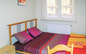 达尔沃沃2 Bedroom Beautiful Apartment In Darlowo的一间卧室配有一张带两个枕头的床