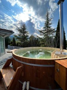 Sadu浪漫佩秀尼亚酒店的观景甲板上的按摩浴缸