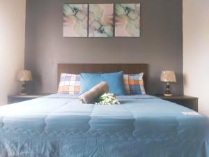 关丹FRA Dreams @ Swiss Garden Resort Residences的一张配有蓝色床单和两盏灯的大床