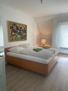 Borgholzhausen2 Zimmer Appartement的一间卧室配有一张壁画床