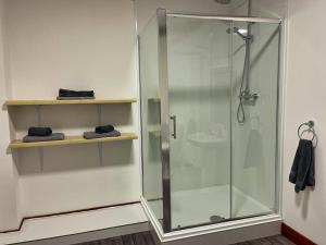 基斯Weston House Serviced Accommodation的浴室内带玻璃淋浴间